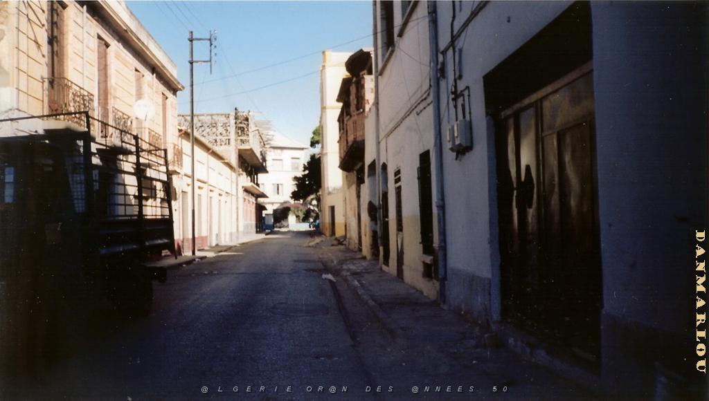 ORAN 10 2005 055 RUE BRUX AU FOND ECOLE NORMALE.jpg